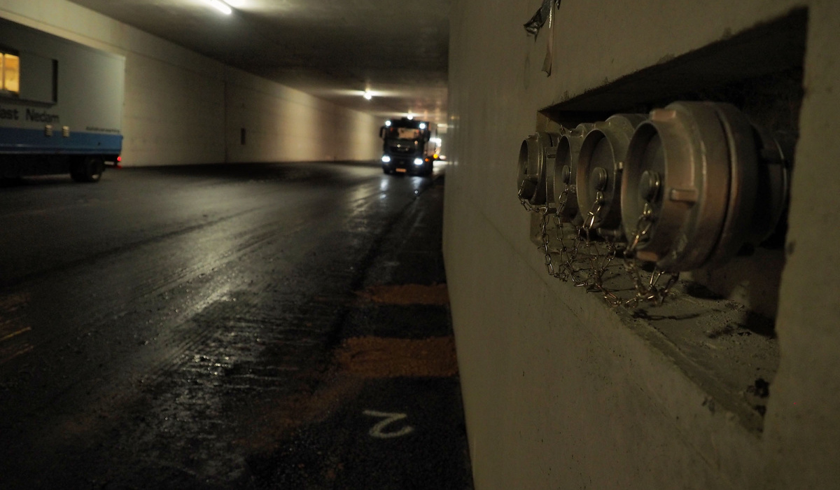 Aansluitpunt voor brandslangen in de tunnel. © Reen van Beek