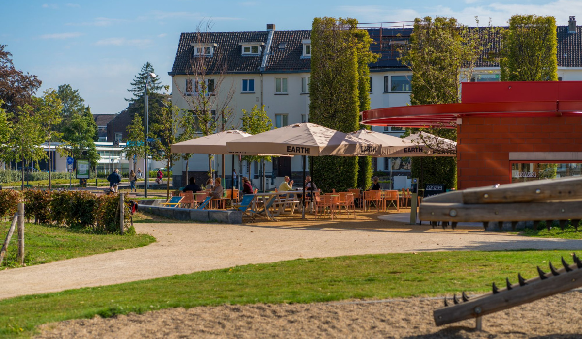 Het terras van Restobar MAMA met op de voorgrond de Klimrex. © Aron Nijs