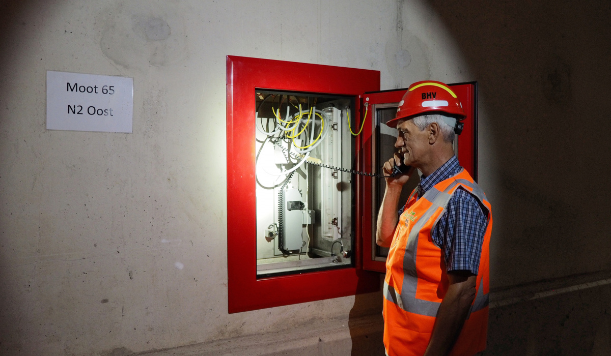 Wim Toonen checkt de inhoud van de hulppostkasten. © Reen van Beek