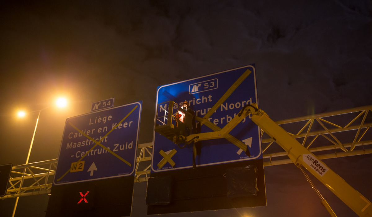 De gele tape moest in de nacht van ingebruikname bord na bord worden verwijderd. © Aron Nijs